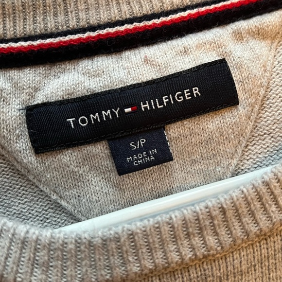 Tommy Hilfiger Long Sleeve Pull Over Sweater - Picture 3 of 3